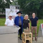Vor der Bibliothek in Halle-Neustadt – Sieden für die „Leseratten“ der Schulen