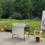 Vor der Bibliothek in Halle-Neustadt – Sieden für die „Leseratten“ der Schulen