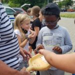 Vor der Bibliothek in Halle-Neustadt – Sieden für die „Leseratten“ der Schulen